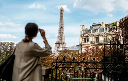 Private 4-hour City tour of Paris with Driver and Local Guide