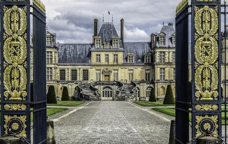 Tour of Chateaux of Fontainebleau and Vaux le Vicomte from Paris