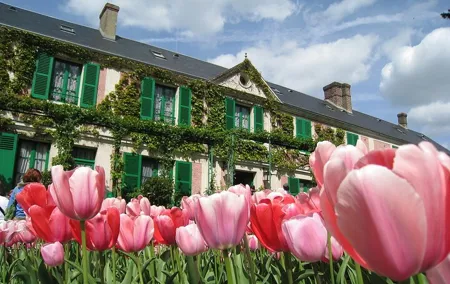 Full Day Private Tour in Giverny & La Roche Guyon
