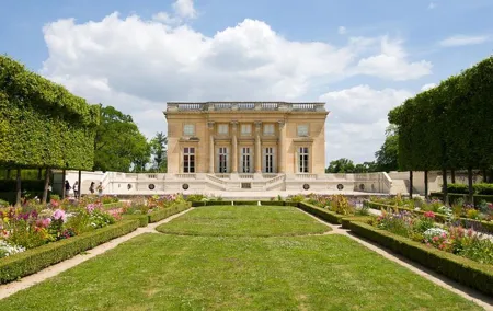 Versailles Palace Best of Estate Private Day Tour with Lunch & Queen's Hamlet