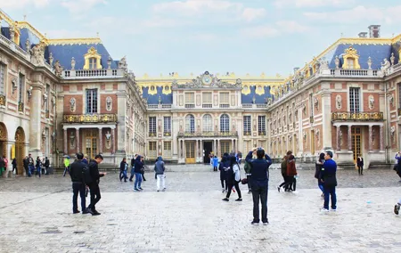 Paris-Versailles Roundtrip in a Van with tickets