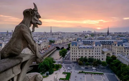 Paris 4 hours Tour in Small Group with an Expert Driver