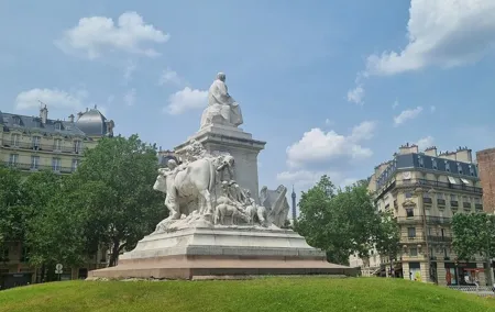 Private and secret tour of the 7th arrondissement of Paris