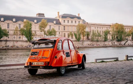 1.5 Hour Private Tour in Paris in a Classic Citroën