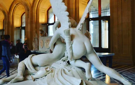 Louvre Museum Private 2-h Tour on Italian Art and masterpieces