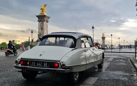 Paris City Tour 1h00 Citroën DS Vintage with Open Roof