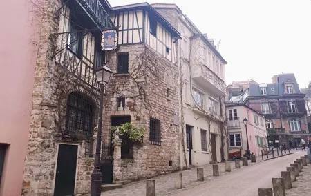 Montmartre & Sacré Coeur Private Historical 2-Hour Walking Tour in Paris