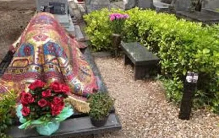 Russian cemetery of Sainte Geneviève des Bois (from your hotel in Paris)