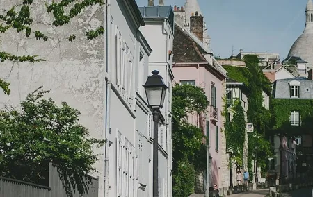 Montmartre's Secrets and Tastes in a Private Walking tour