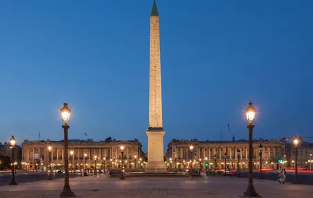 Private Paris Illuminations & Cruise with Minivan