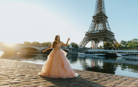 Private Photo Session with a Local Photographer in Paris