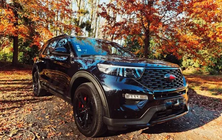 Private VIP transfer with a Ford Explorer from CDG Airport to Paris or return