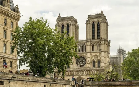 Ile de la Cite Walking Tour with Crypt Access