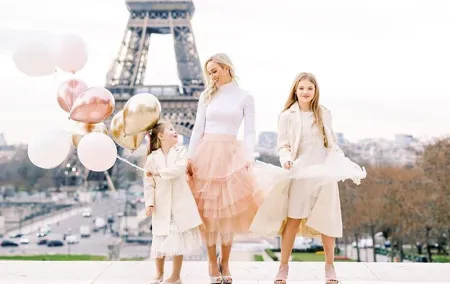 1 Hour Private Photo Session experience with the Eiffel Tower