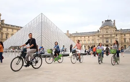 Paris Kickstart in 4 Hours: Bike Tour & Louvre Picnic