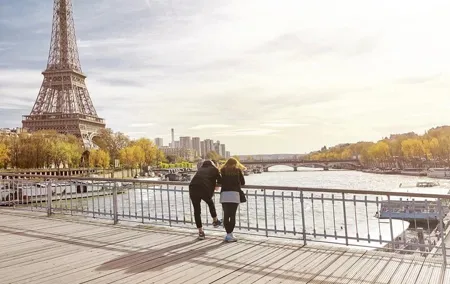 4 Hour Shared Walking Tour in Paris with Local Guide