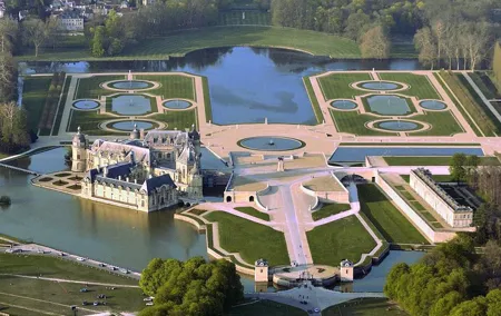 Private transfer from Paris to Chantilly or Chateau de Montvillargenne