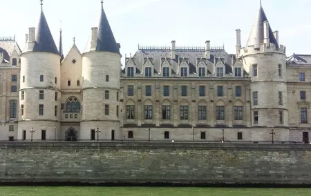 Notre Dame & Ile de la Cité Private 2-Hour Walking Tour in Paris
