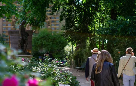 Wine Walk & Tasting in Saint-Germain-des-Prés