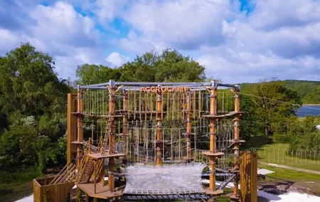 Treetop adventure course in Jablines