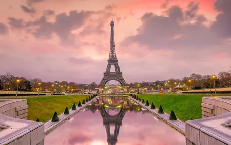 Paris Highlights Self guided scavenger hunt and Walking tour