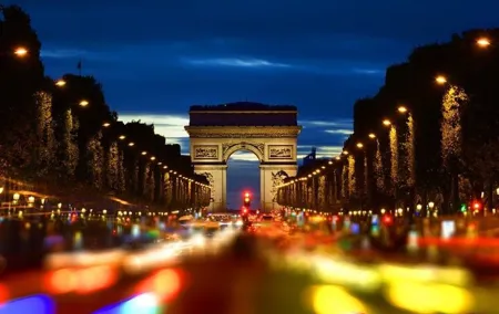 Paris by Night Sightseeing Private Tour with Seine River Cruise