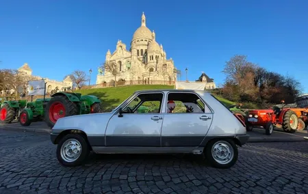 Paris Vintage Private Night Tour in a 1980 Renault 5