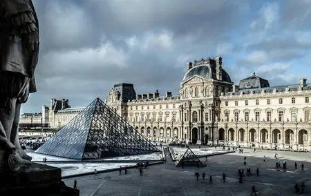 PARIS: Louvre Tour