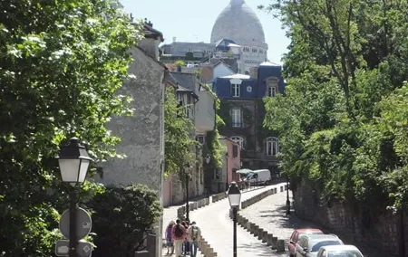 Small group visit to the Montmartre district in Italian