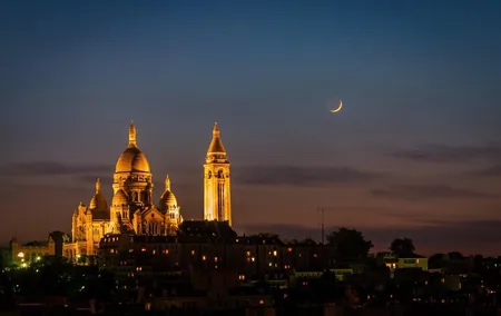 Montmartre at Night: Private Evening Walking Tour