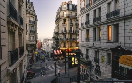 Private Tour: Montmartre Walking Tour, Dinner and Au Lapin Agile Cabaret