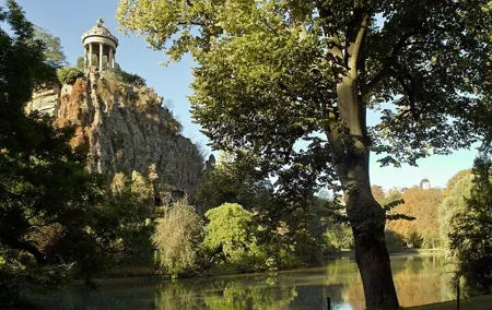 Guided tour of Buttes Chaumont and its surroundings