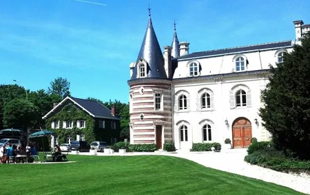 Private 12-hour round transfer to Loire Castles from Paris. Best offer!