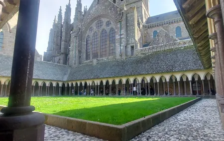 Small Group Day Trip to Mont Saint Michel with Luxury Van