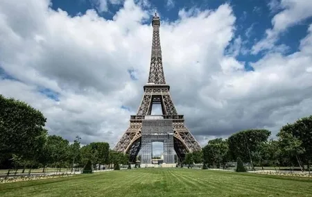 Romantic stroll in Paris for two