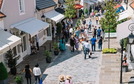Marais with Seine River Cruise and la Vallée Village shopping tour