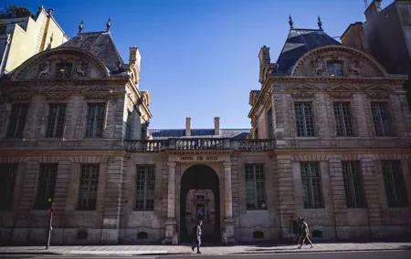 5-Hour Le Marais and Cruise with Lunch with CDG Airport Pick up
