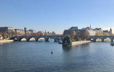 Movie Lovers' Paris walk with a Local