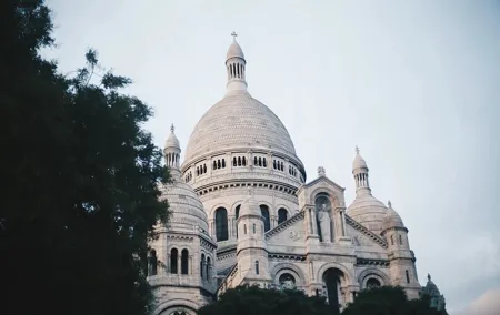 Montmartre and Seine River Dinner Cruise with Hotel pick up in Paris- 6 Hrs