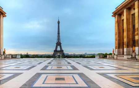 Paris Eiffel Tower City Tour with a Parisien