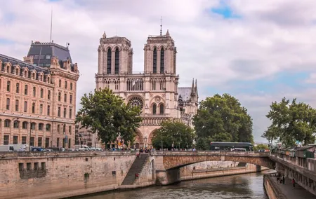Paris Pantheon to Notre Dam Walking Tour with Tickets