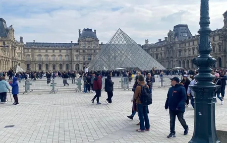 Private Full-Day Paris Tour with Chauffeur in Minivan