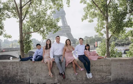 Private Group Photoshoot with Local Photographer in Paris