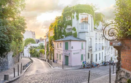 Montmartre Walking Tour: Sacré-Cœur, Hidden Gems, Panoramic Views