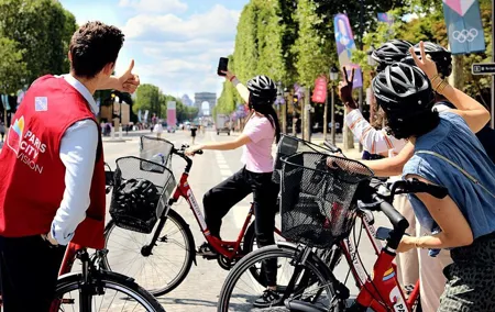 Paris City Highlights Private Guided Bike Tour with Photo Stops
