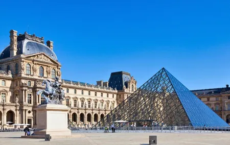 Paris: Louvre Museum Entry Ticket with Private Car Transfers
