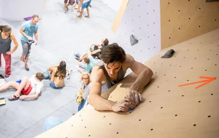 Climbing Without Limit Live Bercy Village in Grand