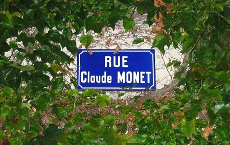 Private Round Trip Transfer from Paris to Giverny by Sedan or Van