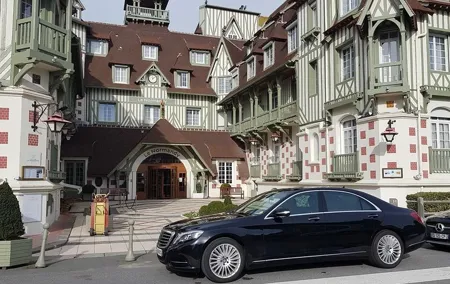 Paris Region Luxury Day in a Chauffeured Mercedes