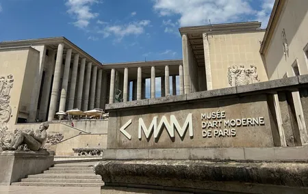 Luxury Modern Art Tour at MAM with Wine and Eiffel Tower Views